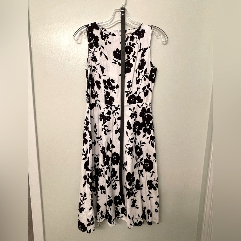 Junjie Fashion, sleeveless white dress with black flowers, black belt